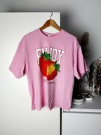 Różowy t-shirt oversize w truskawki bawełna cukierkowy róż, pudełkowy krój