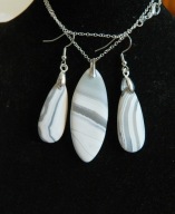 Biały matowy agat, wisiorek i kolczyki w srebrze, zestaw biżuterii