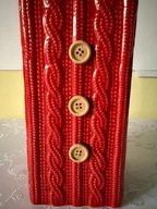 Wazon Ceramiczny Czerwony Sweterek z Guzikami Ozdobny