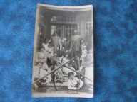 Żniwa, dożynki , kosa - przedwojenne zdjęcie przed domem