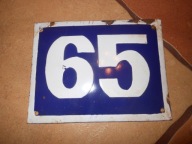 EMALIOWANA WYPUKŁA TABLICZKA Z NR 65