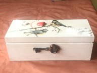 Skrzynka pojemnik z drewna zdobiony na herbate