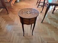 Konsolka owalna w stylu Ludwikowskim z dwoma szufladkami.