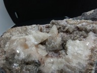 Kalcyt - Geoda z Dużymi i Ostrymi Kryształami - UV Reaktywny| Lubiechowa