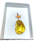 Wisiorek zloty 585 pr z bursztynem bałtyckim z inkluzją