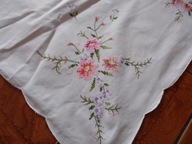 Bawełniany obrus z haftem w kwiaty