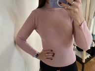 Sweter golf pudrowy roz prążkowany s jesien zima