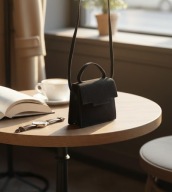 Mała czarna torebka zamszowa kuferek vintage retro