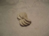 GUZIKI BIAŁE, PLAST., GARNITUROWE - 8 SZT.