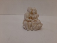 FIGURKA PORCELANOWA ALABASTROWA NIEMIECKA ZAKOCHANI DO GABLOTY