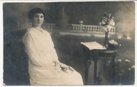 Foto 1917 r. Kowno Piękna dziewczyna w mieszkaniu.wym.13,5 X 8,5 cm