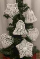 biało srebrne ręcznie zdobione bombki w różnych kształtach