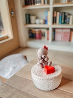 Świeca sojowa w dekoracyjnym pojemniku z misiem NA PREZENT