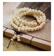 Mala buddyjska różaniec kremowy z czerwonymi wstawkami