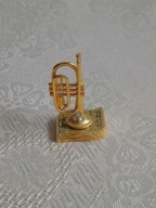 Figurka z mosiądzu - sygnowana miniaturka trąbki z zeszytem nut