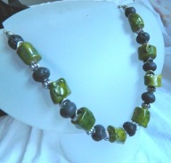 Zielony koral, lawa wulkaniczna i srebro tybetańskie - imponujący naszyjnik