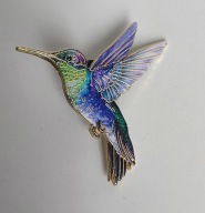 Metalowa broszka fioletowy koliberek