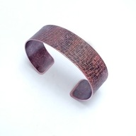 Bransoleta z miedzi, faktura tkaniny.