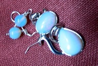 Opal biały, wisior z kotkiem i kolczyki, zestaw biżuterii