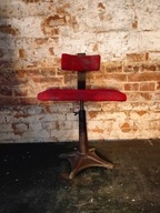 Stare metalowe krzesło z czerwonym obiciem w palmy PRL vintage