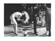 Pocztówka - Modelka Jerry Hall przed pokazem w Paryżu