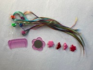 fryzjer, kolorowe pasemka włosów, ozdoby do włosów