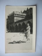KRAKÓW RYNEK SUKIENNICE MAMA Z WÓZKIEM WÓZEK stare FOTO