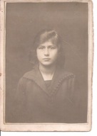 DZIEWCZYNA O SMUTNYM SPOJŻENIU - fotografia z lat 20-tych.