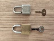 dwie małe kłódki z kluczykami
