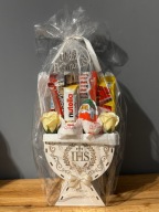 Kielich Komunijny neutralny w kolorze białym wypełniony słodyczami