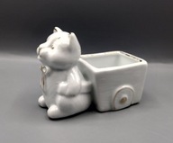 śliczna biało złoty KOTEK ciągnie taczkę pojemnik