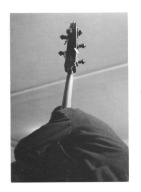 Pocztówka - Basista jazzowy, jego plecy i kontrabas