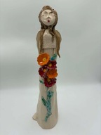 155. Anioł ceramiczny nr 19 z kwiatami na zielonej łodydze 49 x 15 cm