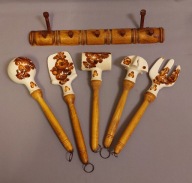 WŁOCŁAWEK FAJANS ZESTAW KUCHENNY PRZYBORY SZTUĆCE DEKORACJA DO KUCHNI L.80