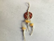 wisiorek z matowym bursztynem oraz zawieszki na szpagacie