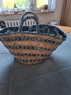 Duży Kosz firmy Alex Max z jeansem