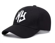 Czapka z daszkiem z haftem