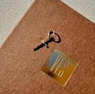 ZŁOTY KRZYŻYK Z CYRKONIAMI