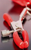Czerwone klamerki do sutków z łańcuszkiem – intensywna stymulacja BDSM