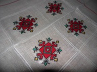 Komplet ecrie obrus + 2 serwetki , haft krzyżykowy - 73 x 74 cm, 20 x20 cm