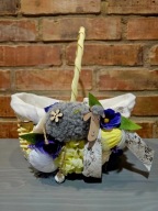 Koszyczek koszyk wielkanocny na święconkę z szarą owcą