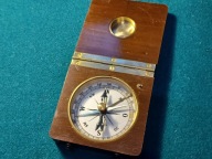 Kompas oficerski w drewnianej obudowie ,sprawny do kolekcji WW I