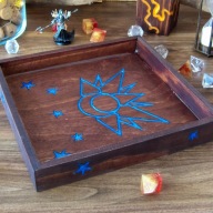 Drewniana tacka do rzucania kości z motywem słońca i księżyca. Rękodzieło