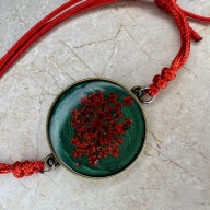 Bransoletka regulowana kwiaty w żywicy na zielonym tle – handmade