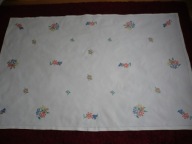 Haftowany lniany obrus.