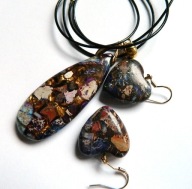 Fioletowy jaspis z bornitem, elegancka biżuteria, zestaw w złocie