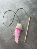 WĘDKA DLA KOTA ZABAWKA WALERIANA KIJ 30 CM różowa