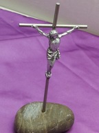 mały krzyżyk z ukrzyżowanym JEZUS kamień metal Sterri do postawienia