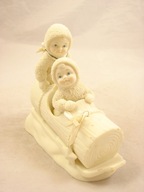 FIGURKA DEPARTMENT - DZIECI NA SANKACH 14,5 CM