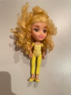 Mała lalka laleczka z dużymi oczami i blond włosami